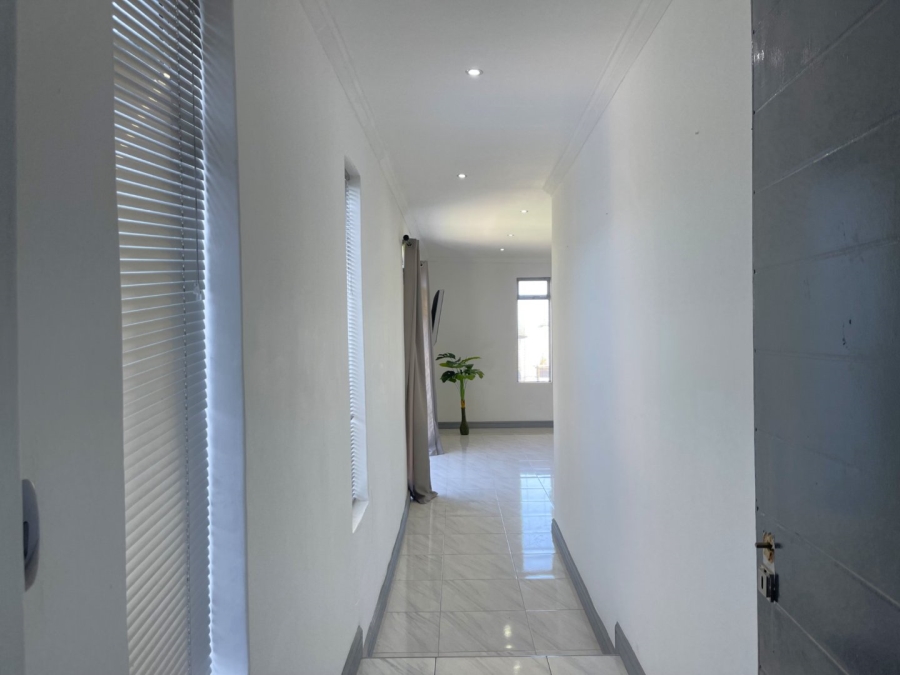 5 Bedroom Property for Sale in Pelican Heights Western Cape